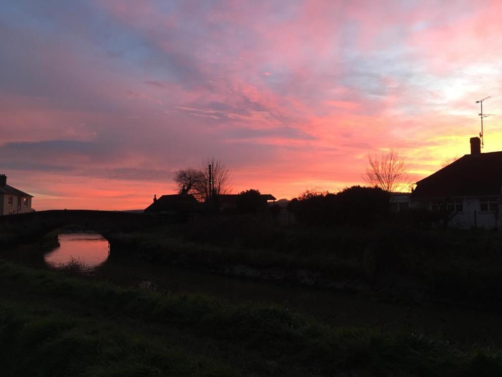 Delightful Cottage On The River Adur Close To Brighton & The Downs No Dogs Sorry Upper Beeding Esterno foto